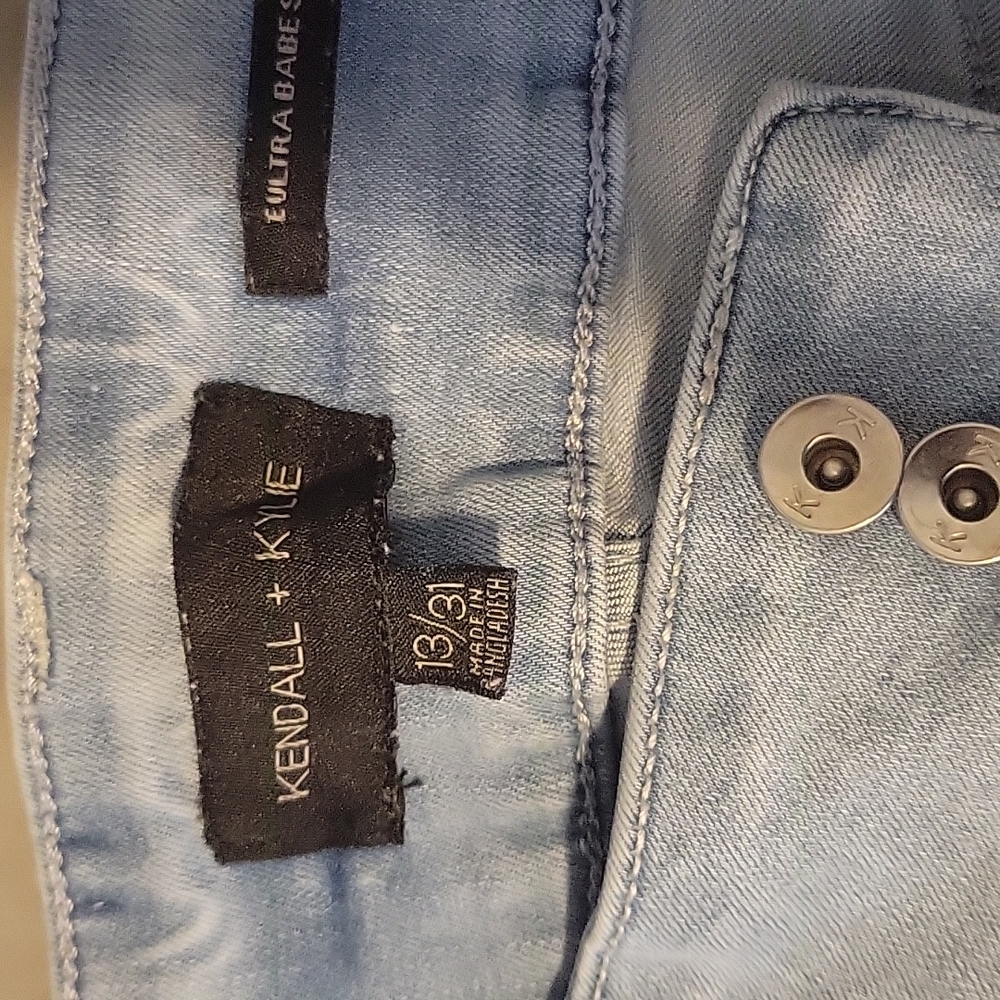 Distressed Crop Pant - Picture 5 of 9
